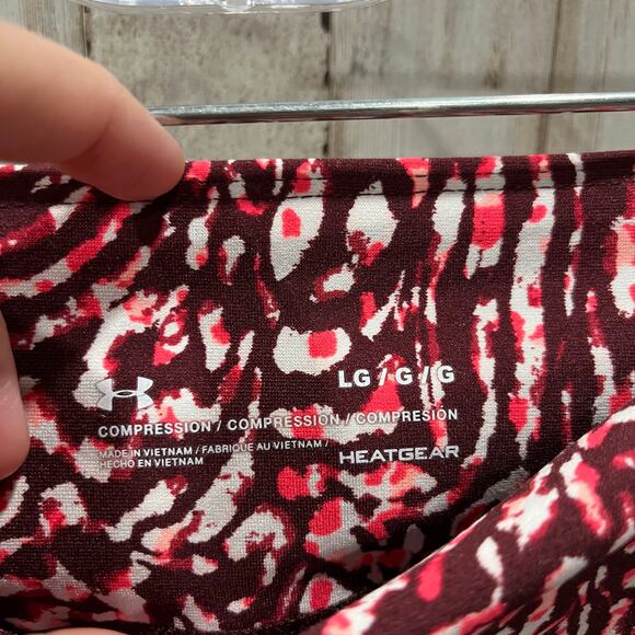 Under Armour Heatgear Black Rose Printed Capri Workout Womens Size Large - Picture 3 of 7